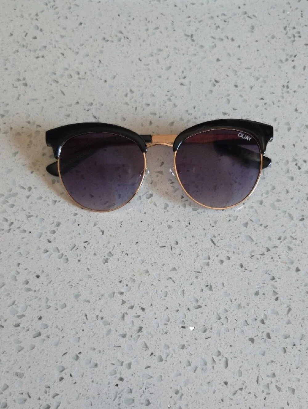 Quay Australia black rose